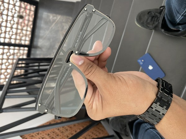 Louiis Vuitton Luxurious Black Sunglasses