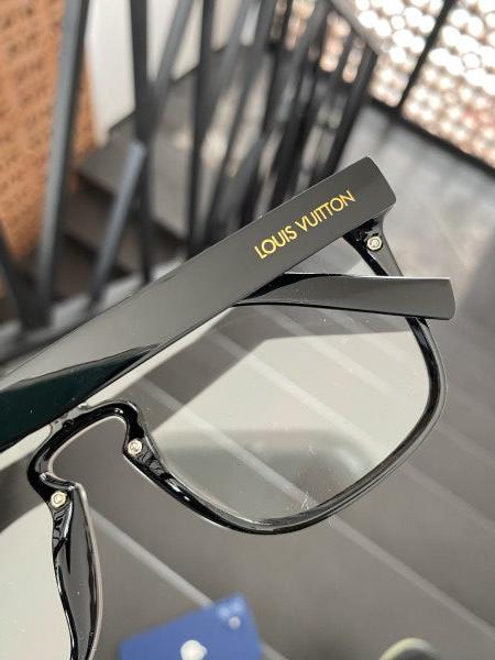 Louiis Vuitton Luxurious Black Sunglasses