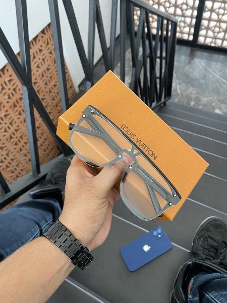 Louiis Vuitton Luxurious Black Sunglasses